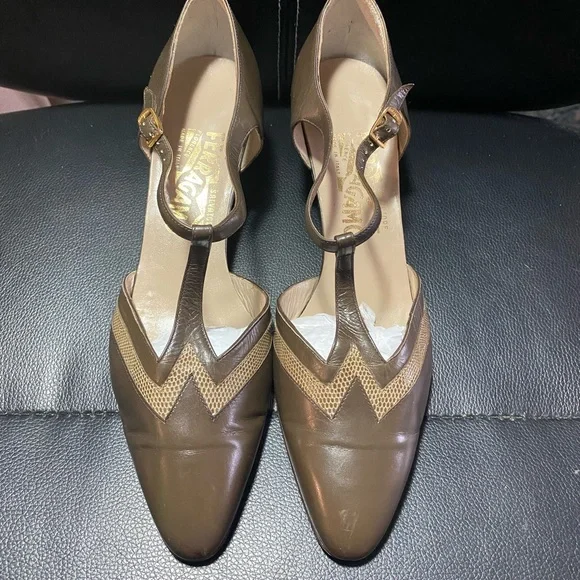 Vintage Salvatore Ferragamo T-Strap Taupe Leather Kitten Heels Size 8 1/2 AA - Picture 3 of 9
